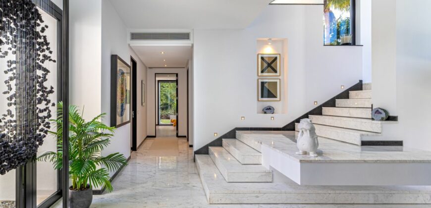 Contemporary Villa for Sale in Guadalmina Baja