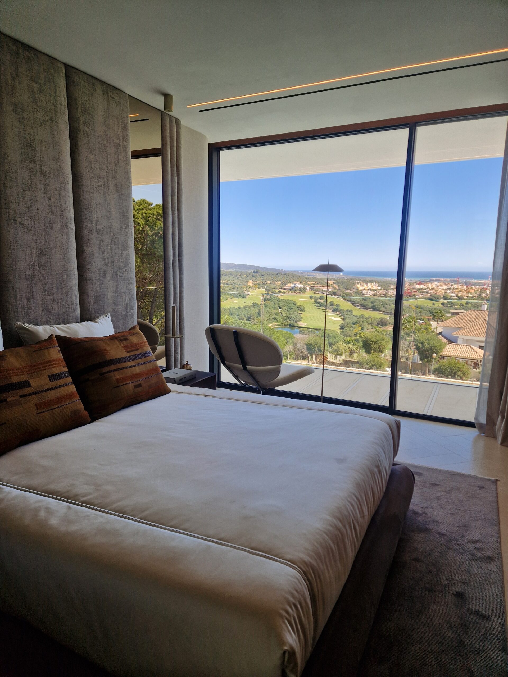 Contemporary Luxury Villa with Panoramic Golf & Sea Views in La Reserva de Sotogrande