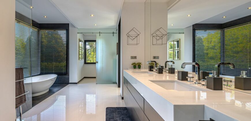 Contemporary Villa for Sale in Guadalmina Baja