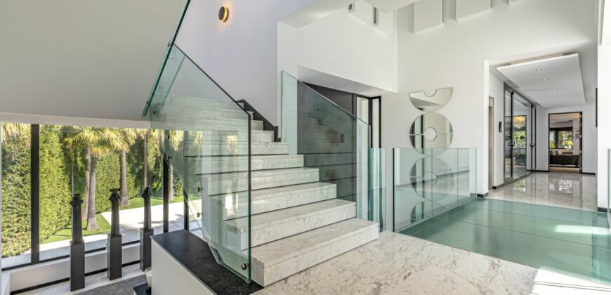 Contemporary Villa for Sale in Guadalmina Baja