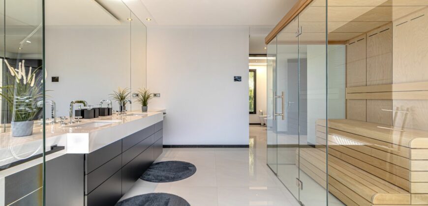 Contemporary Villa for Sale in Guadalmina Baja