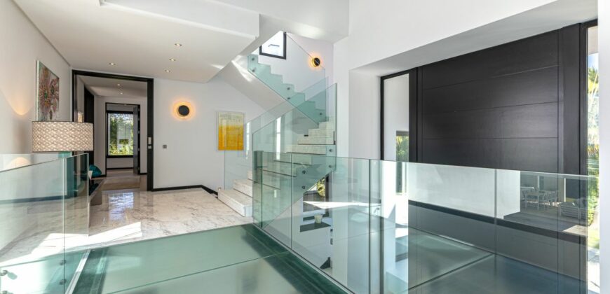 Contemporary Villa for Sale in Guadalmina Baja