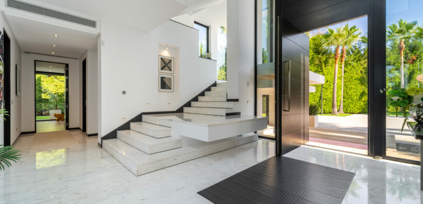 Elegante Villa junto a la playa de Guadalmina Baja