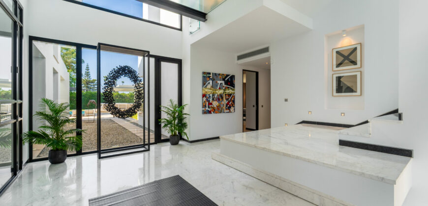 Elegante Villa junto a la playa de Guadalmina Baja