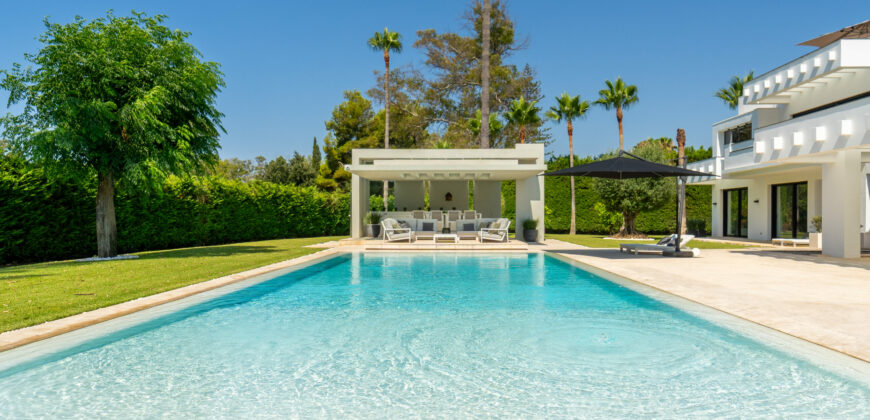Elegante Villa junto a la playa de Guadalmina Baja
